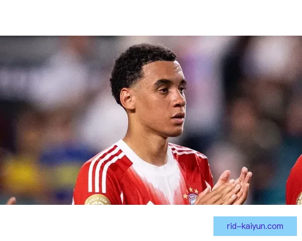 穆西亚拉在更衣室的融入