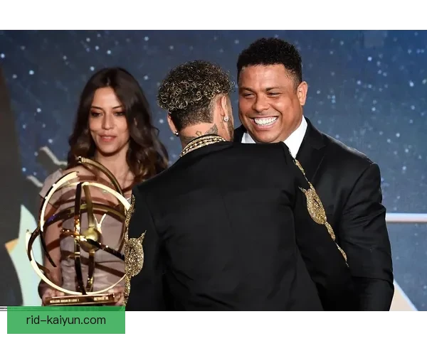 内马尔荣膺法甲最佳球员，表现稳健引领球队前进